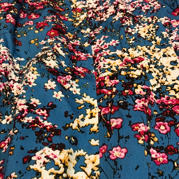 Adorable Floral Dress 🌺 - Picture 2 of 5